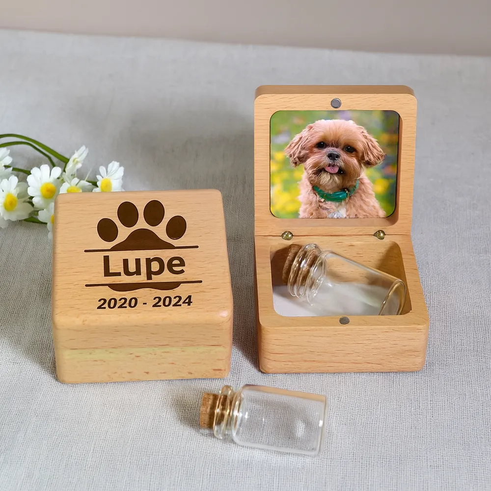 Caja de madera grabada con su nombre y sus fechas